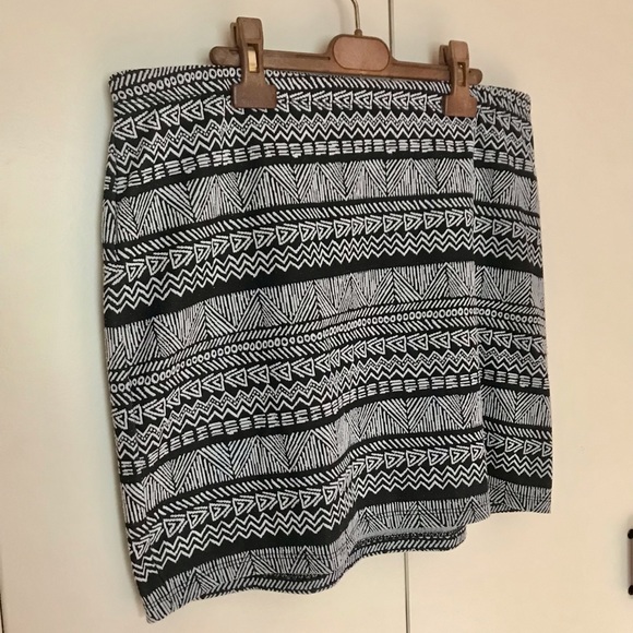 Women’s Reitmans Tribal Skirt Petite size XL - Picture 2 of 3